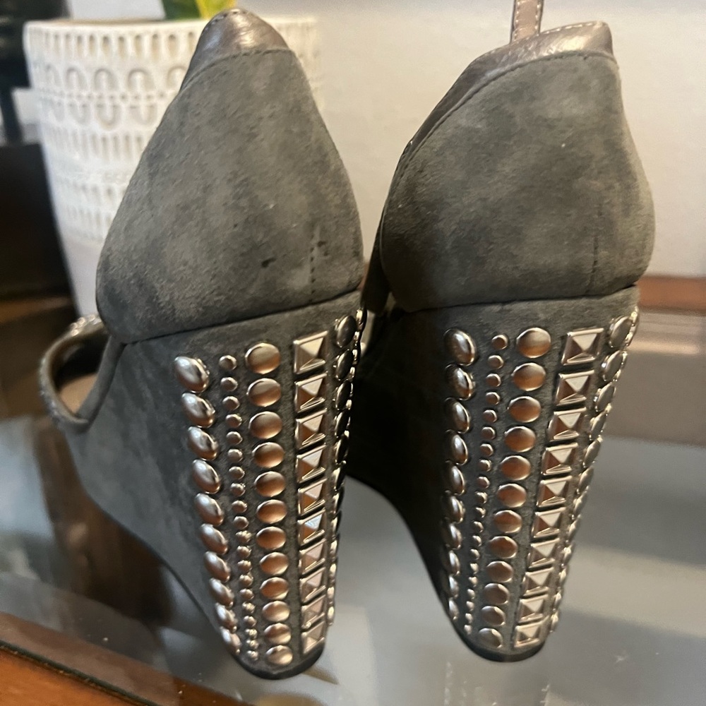BRAND NEW SUEDE WEDGES WITH SILVER STUDS - Picture 3 of 9
